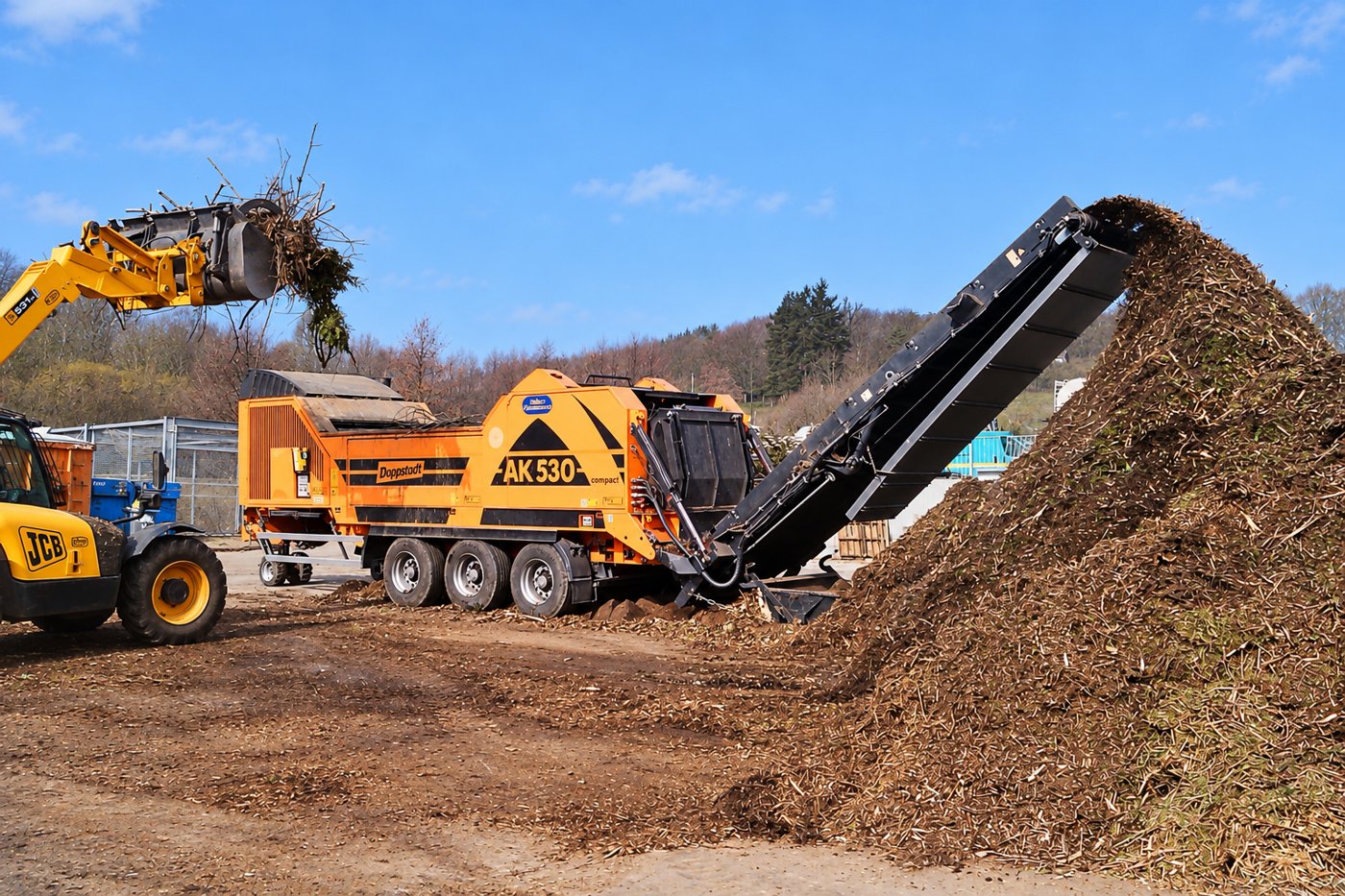 Broyeur AK530 et chargeuse lors de la préparation de déchets verts
