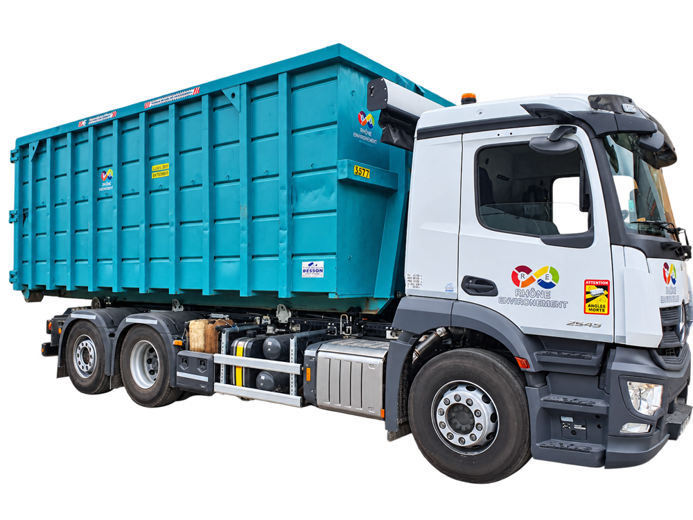 Camion Rhône Environnement équipé d’une benne pour la collecte des déchets professionnels
