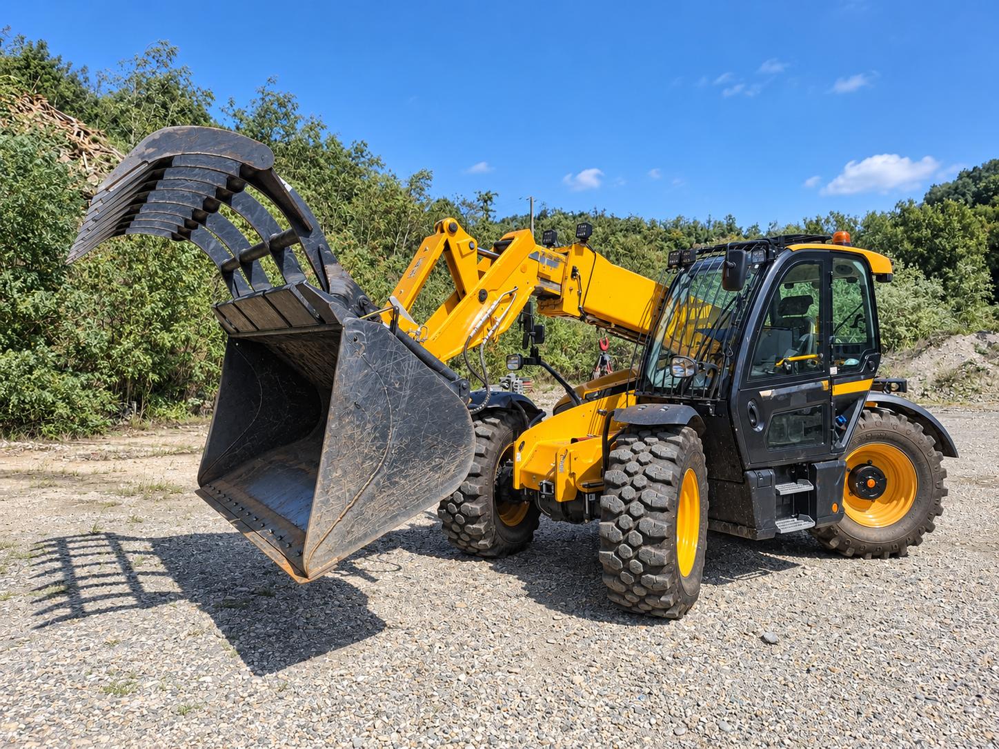 Chargeuse télescopique JCB équipée d’un godet grappin