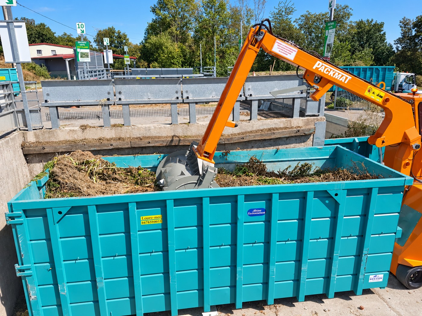 Tassage de déchets verts par PACKMAT dans une benne en bas de quai de déchèterie