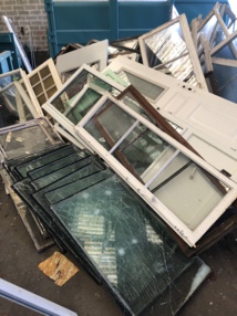 Huisseries collectées pour la séparation et le recyclage des matières